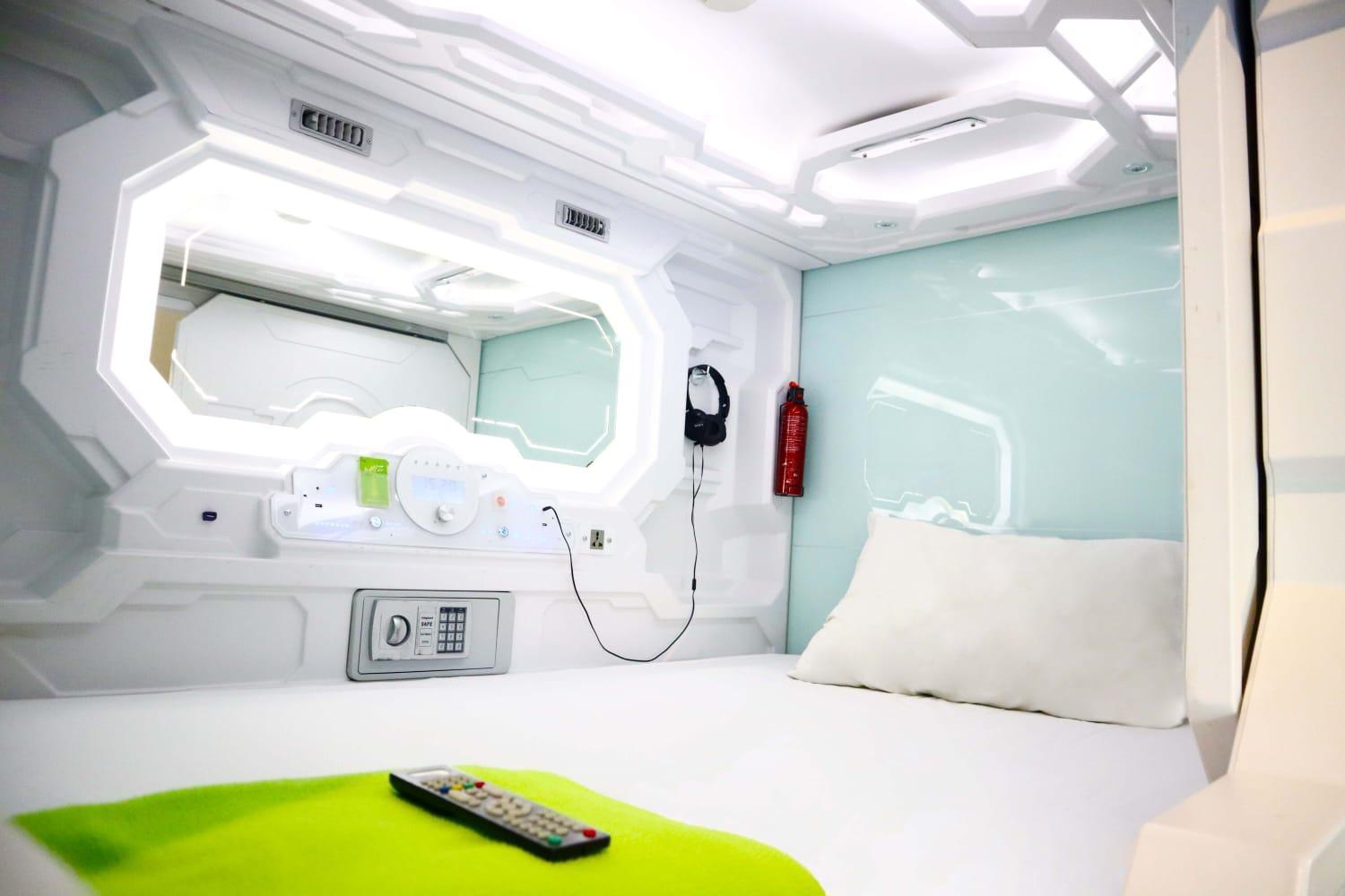 Whiz Capsule Hotel Thamrin Jakarta Exterior photo