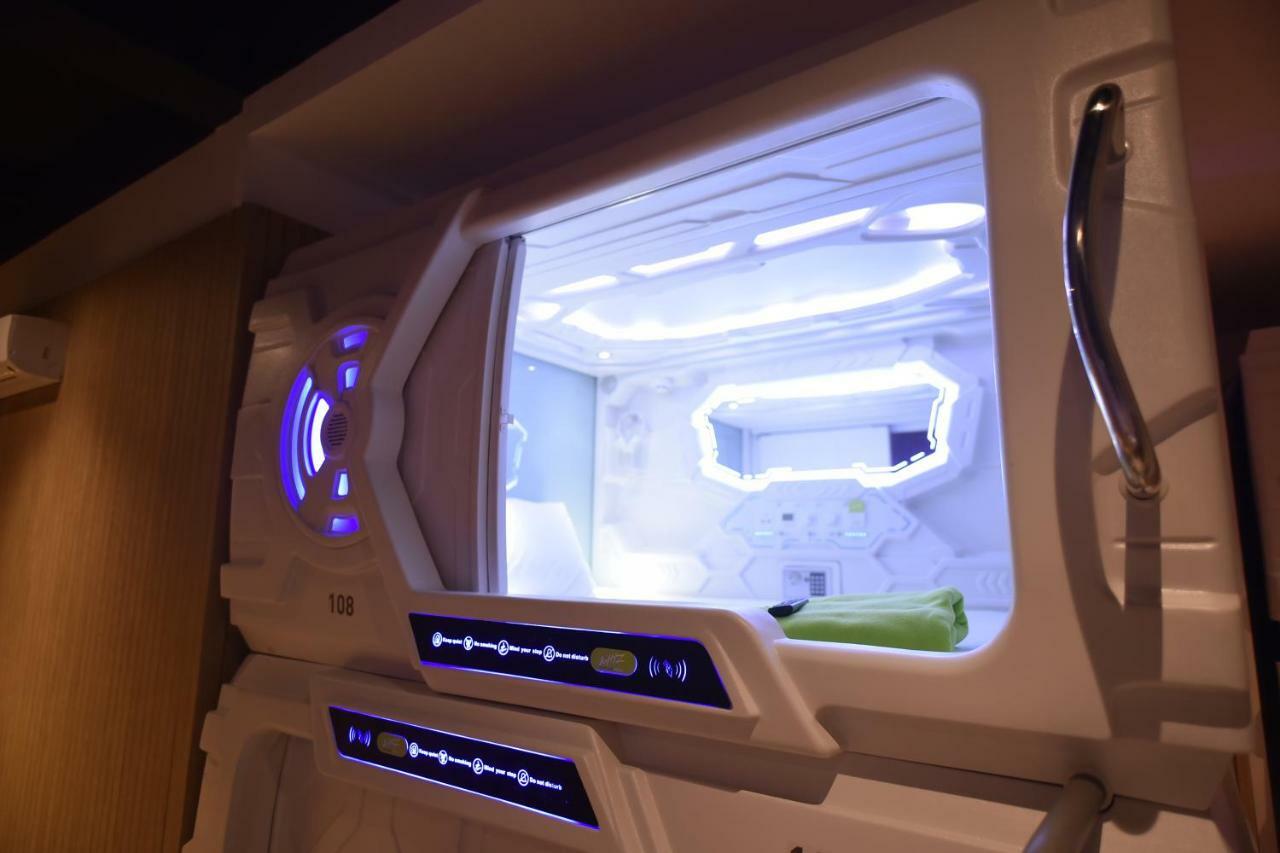 Whiz Capsule Hotel Thamrin Jakarta Exterior photo